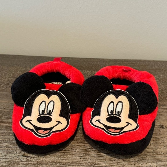 FINAL PRICE DROP-Mickey Mouse slippers unisex, little kids size 5/6, Disney - Picture 1 of 2